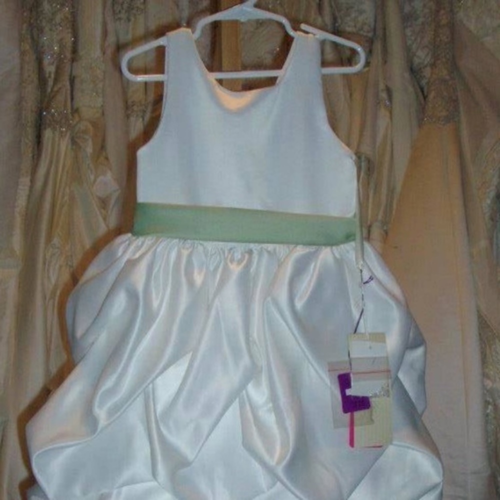 NWT Mori Lee Flower Girl Dress Sz 3/4  COLOR: Off White /Lt Ivory